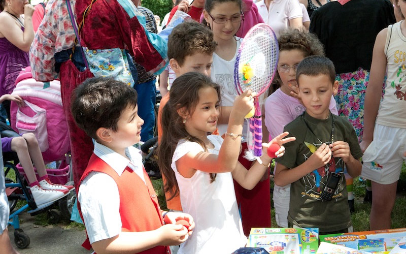 Sărbătoare în parcul Spitalului Clinic de Urgenţă pentru Copii Maria Sklodowska Curie şi a Centrului Medical Clinic de Recuperare Neuropsihomotorie pentru Copii Dr. Nicolae Răbănescu